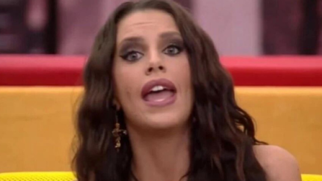 Grande Fratello Vip, Antonella litiga con tutti: 'Brutte persone, io contro il branco'.
