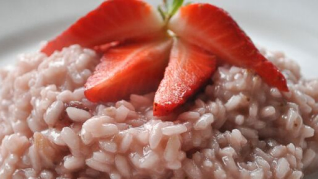 Il risotto alle fragole &egrave; ideale per una cena romantica.