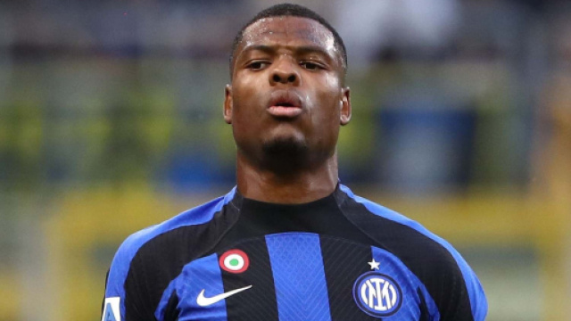 Inter, Dumfries sarebbe in uscita: sull'olandese ci potrebbe essere anche la Juventus.
