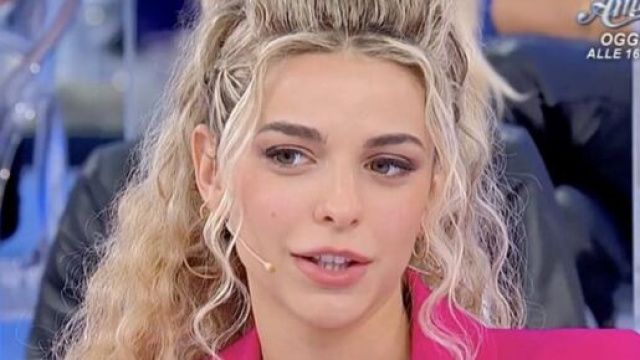 Uomini e donbe, chi &egrave; Carola Carpanelli: ha 21 anni e la passione per le moto.