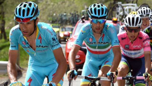 Ciclismo, Vincenzo Nibali insieme a Michele Scarponi.