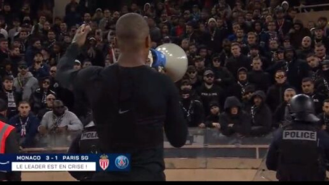 Kimpembe oblig&eacute; d'aller rassurer les fans du PSG &agrave; Monaco. (screenshot Twitter - @HRivayrand)