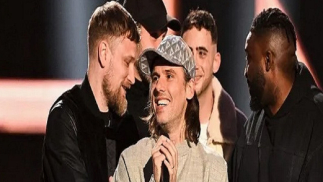 L'artiste caennais, insatiable, s'est victorieusement distingu&eacute; comme &agrave; son habitude. Twitter @WorldsOpinions