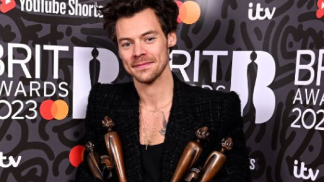 Apr&egrave;s les Grammy la semaine pass&eacute;, les Brit Award pour Harry Styles. Twitter @hsupdatebr