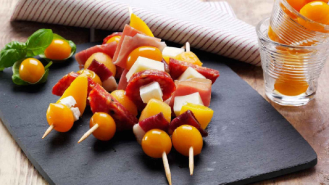 Spiedini di carne e frutta, una ricetta originale per un antipasto davvero invitante.