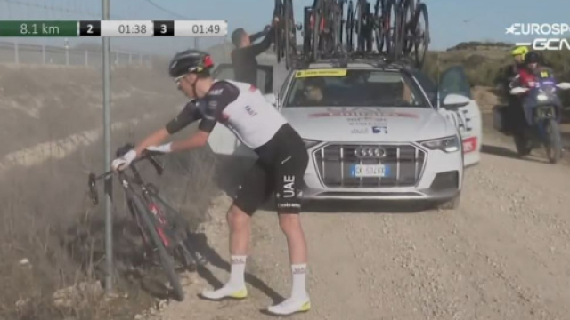 Ciclismo, Tadej Pogačar fermato da una foratura alla Cl&aacute;sica Ja&eacute;n.