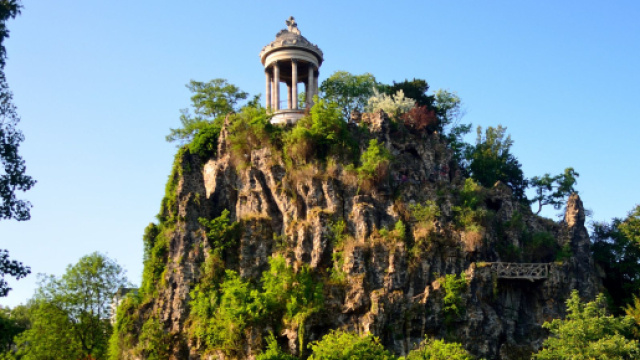 Le parc des Buttes Chaumont &agrave; Paris. Source : Flickr @Tomhilton