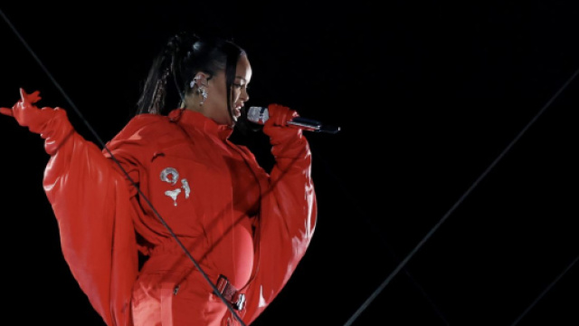 Rihanna lors de sa performance &agrave; la mi-temps du Superbowl, Screenshot Twitter @consequence