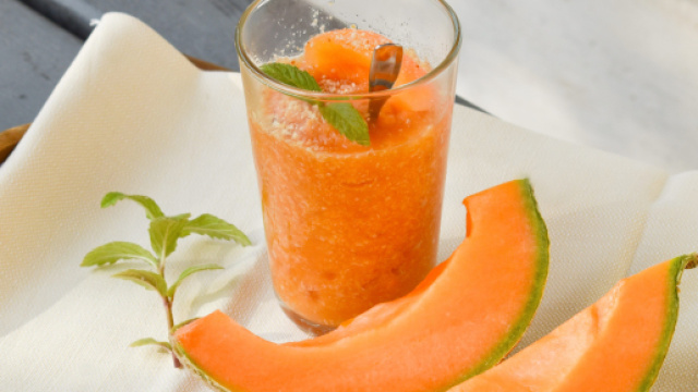 Sorbetto melone e zenzero, un delizioso intermezzo culinario.