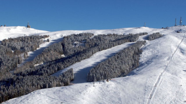Un'auto viene abbandonata nella pista da sci di fronte al rifugio sul Nevegal.