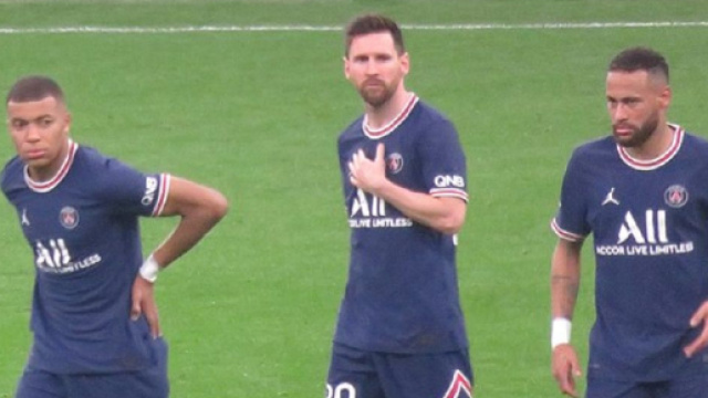 Mbappe, Messi et Neymar sont align&eacute;s d&egrave;s que possible, et ce depuis l'an pass&eacute;. (Wikimedia Commons)