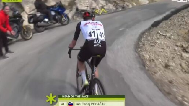 Tadej Pogačar all'attacco alla Vuelta Andalucia.