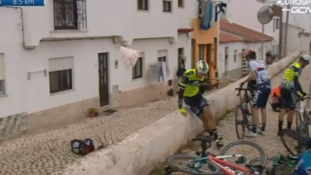 Volta Algarve, la caduta avvenuta a otto chilometri dall'arrivo.