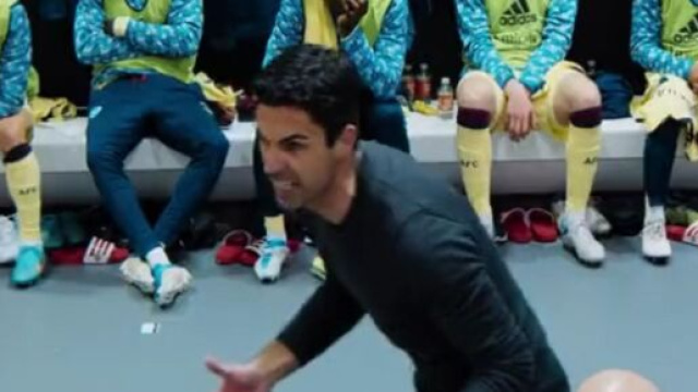 Mikel Arteta dans le vestiaire d'Arsenal invectivant ses hommes. (capture Prime Video)