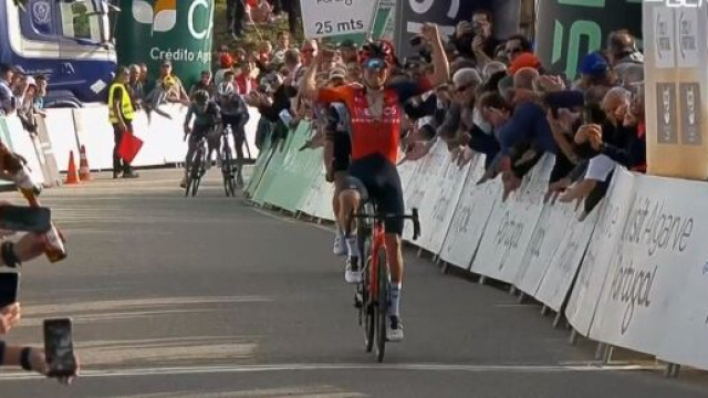 Ciclismo, la vittoria di Tom Pidcock sull'Alto do Malhao
