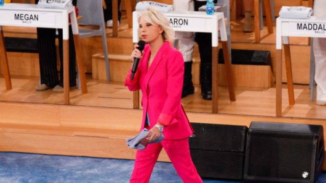 Maria De Filippi, mai senza scarpe col tacco: l'unica eccezione ... - fanpage.it