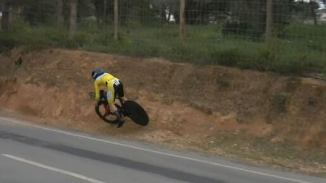 Volta Algarve, Tom Pidcock rischia di cadere nella cronometro