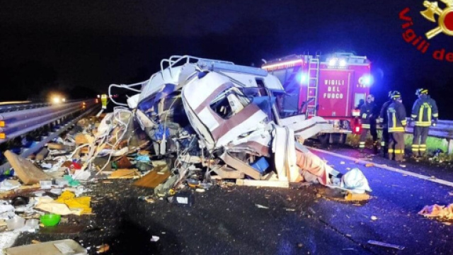 calabria, ennesimo incidente stradale mortale: una vittima e cinque feriti. (Foto di repertorio)