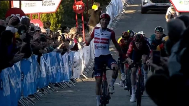 Ciclismo, la vittoria di Giulio Ciccone alla Volta a la Comunitat Valenciana.