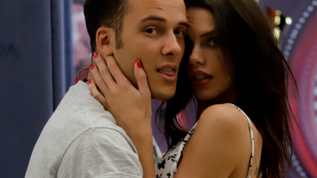 GFVip7, Edoardo massaggia con i piedi il viso di Antonella (Video).
