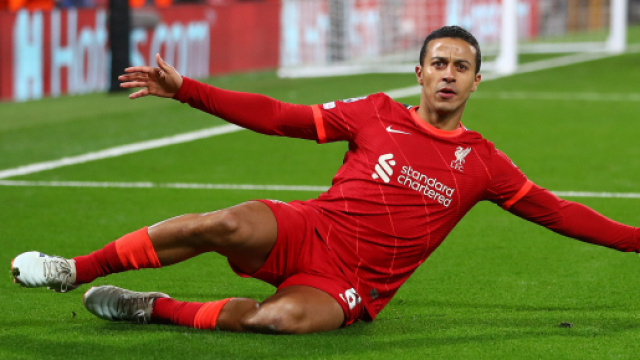 Inter su Thiago Alcantara a centrocampo.