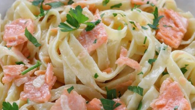 Pasta al salmone: un primo piatto raffinato, ma dal gusto intenso.