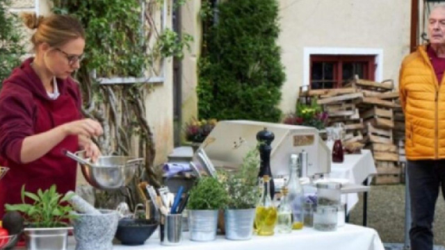 Tempesta d'amore, trame tedesche: Josie cucina una bistecca lasciando Andr&eacute; senza fiato.
