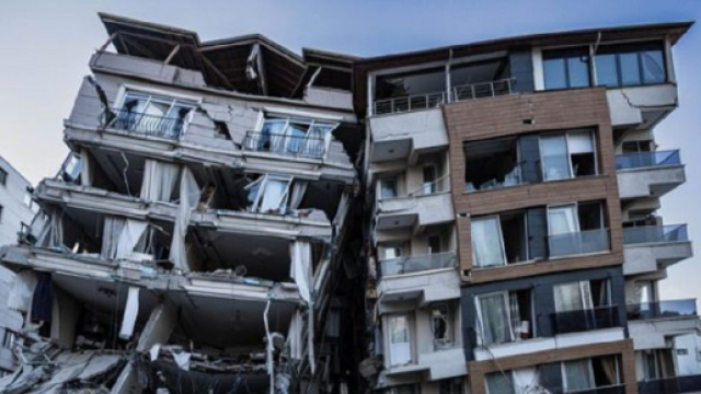 Deux immeubles effondr&eacute;es suite au s&eacute;isme en Turquie. (Screenshoot Instagram @afpphoto)