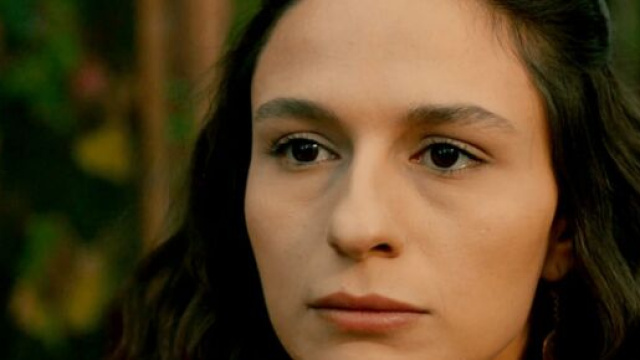 Terra amara, puntate turche: Saniye apprende che Ercument ha abusato di Gulten.