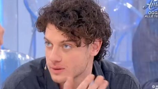 Uomini e donne, anticipazioni 21 febbraio: Federico non si presenta, Riccardo resta solo.