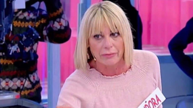 Uomini e donne, chi &egrave; Aurora Tropea: 52 anni, fa ritorno nel parterre degli Over dopo due anni.