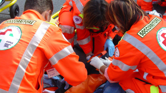 Calabria, 17enne trovato morto in strada a San Cosmo. Foto d'archivo di soccorritori.