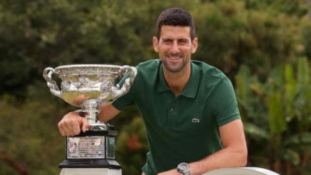 Djokovic et son 10e troph&eacute;e &agrave; Melbourne. (photo tir&eacute; du compte Instragram du joueur serbe)