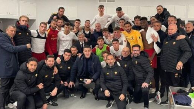 Jos&eacute; Mourinho avec ses joueurs dans le vestiaire de la Roma. (photo tir&eacute;e du compte Instagram du coach portugais)