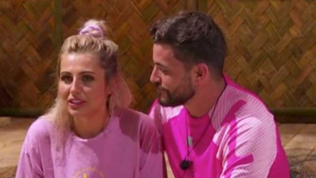 Les Apprentis Aventuriers 6 : Romane tr&egrave;s critiqu&eacute;e d&egrave;s les premiers &eacute;pisodes, elle r&eacute;agit enfin. (Screenshot @ W9)