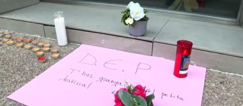 Los conmovidos vecinos rinden homenaje en el domicilio de las gemelas (Captura Telecinco)