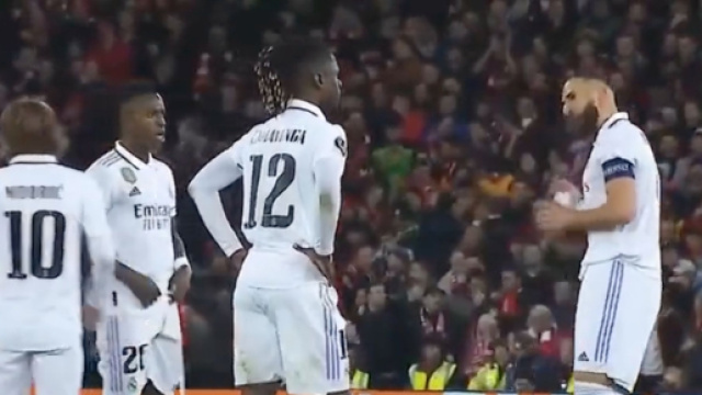 Benzema remet en place ses co&eacute;quipiers pendant Liverpool-Real Madrid. (screenshot Twitter - @ArobaseGiovanny)