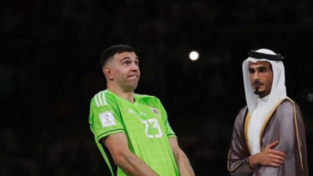 Emiliano Martinez et sa c&eacute;l&eacute;bration peu acad&eacute;mique &agrave; la Coupe du monde. (screenshot compte twitter Besoccer)