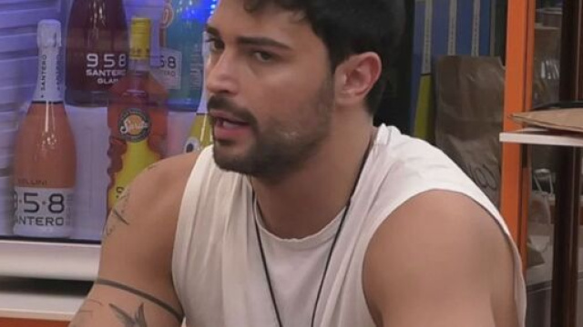 GFVip 7, Davide e Antonella criticano Daniele per essersi allontanato.