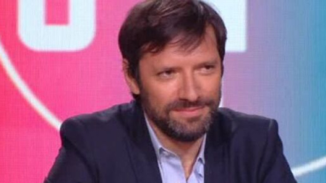 Julien Cazarre pas tendre avec Cyril Hanouna. (screenshot Twitter - @Kamaresque)