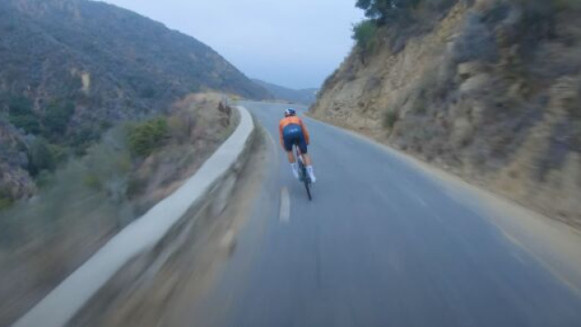 Tom Pidcock sulla discesa su strada pubblica: 'avevo una macchina davanti per sicurezza'