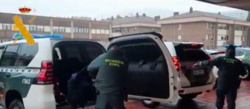 La Guardia Civil determin&oacute; que la pistola no era de fuego real (Twitter/guardiacivil)