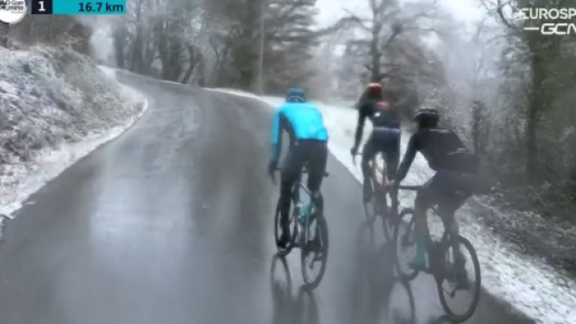 Ciclismo, Gianni Moscon in fuga sotto la neve a O Gran Camino.