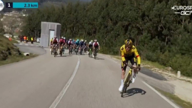 Ciclismo, lo scatto di Jonas Vingegaard a Monte Trega