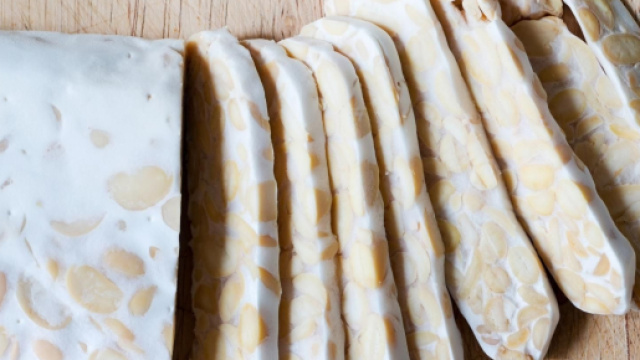 Il tempeh con tagliolini in salsa verde e alla balinese sono due piatti gustosi e diversi dal solito.