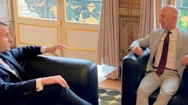 Jeff Bezo avec Emmanuel Macron. (screnshot du compte Twitter de Le&iuml;la Chaibi)