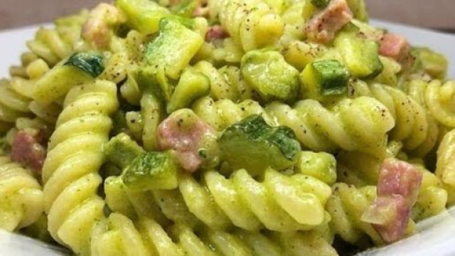 Pasta zucchine e guanciale (foto da Youtube).