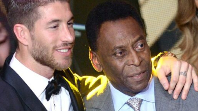 Sergio Ramos, ici avec le d&eacute;funt Pel&eacute;, a d&eacute;clar&eacute; la fin de sa carri&egrave;re internationale. screenshoot/twitter @SergioRamos