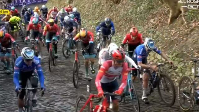 Ciclismo, il passaggio sul Geraardsbergen alla Het Nieuwsblad.