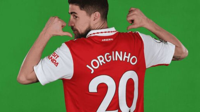 Jorginho, classe '91, in posa con la maglia dell'Arsenal.